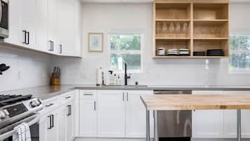 Cafetera y tetera, refrigerador, microondas y horno
