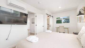 3 bedrooms, desk, travel crib, WiFi