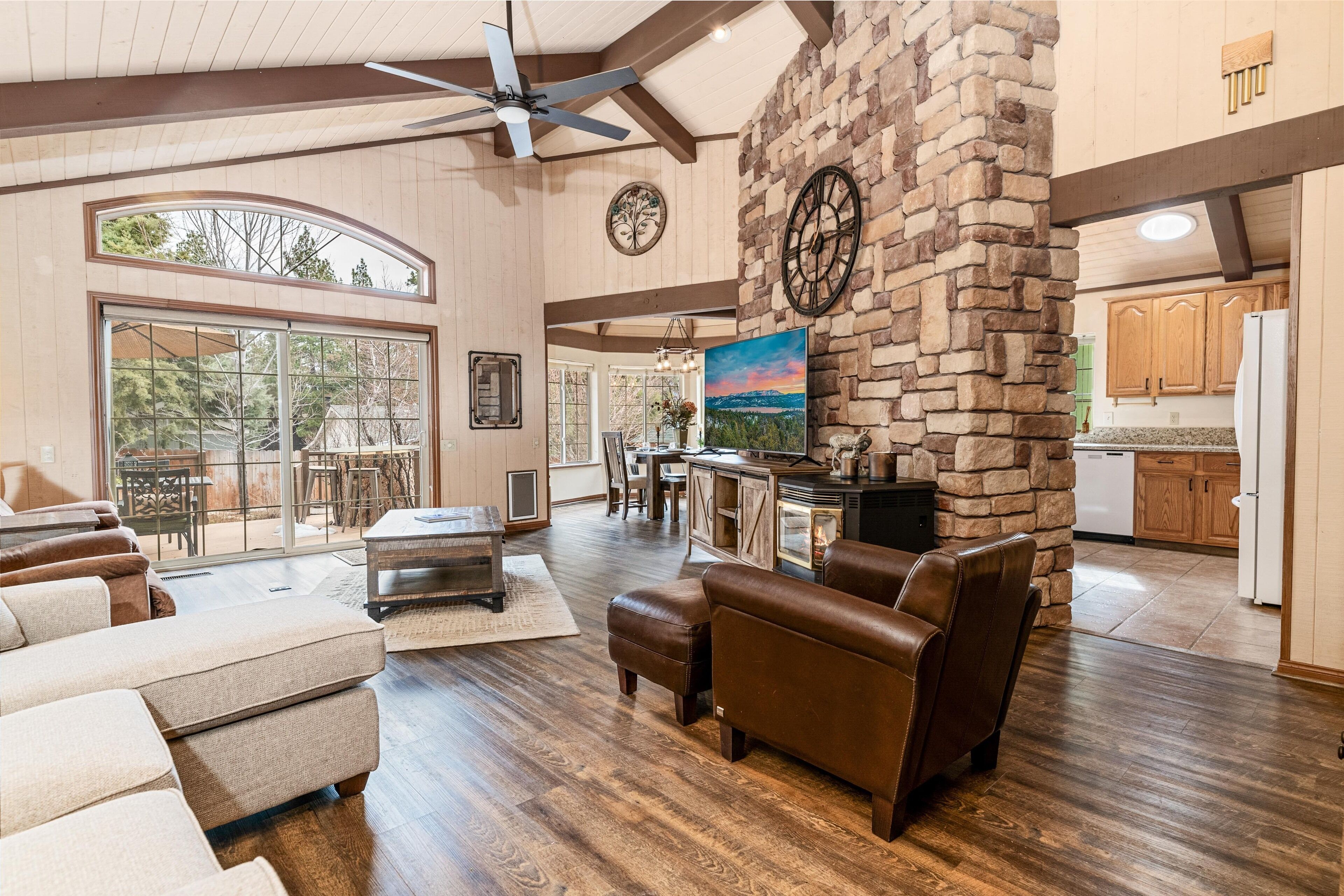 Beautiful home with spa, patio, firepit, near attractions + outdoor activities!