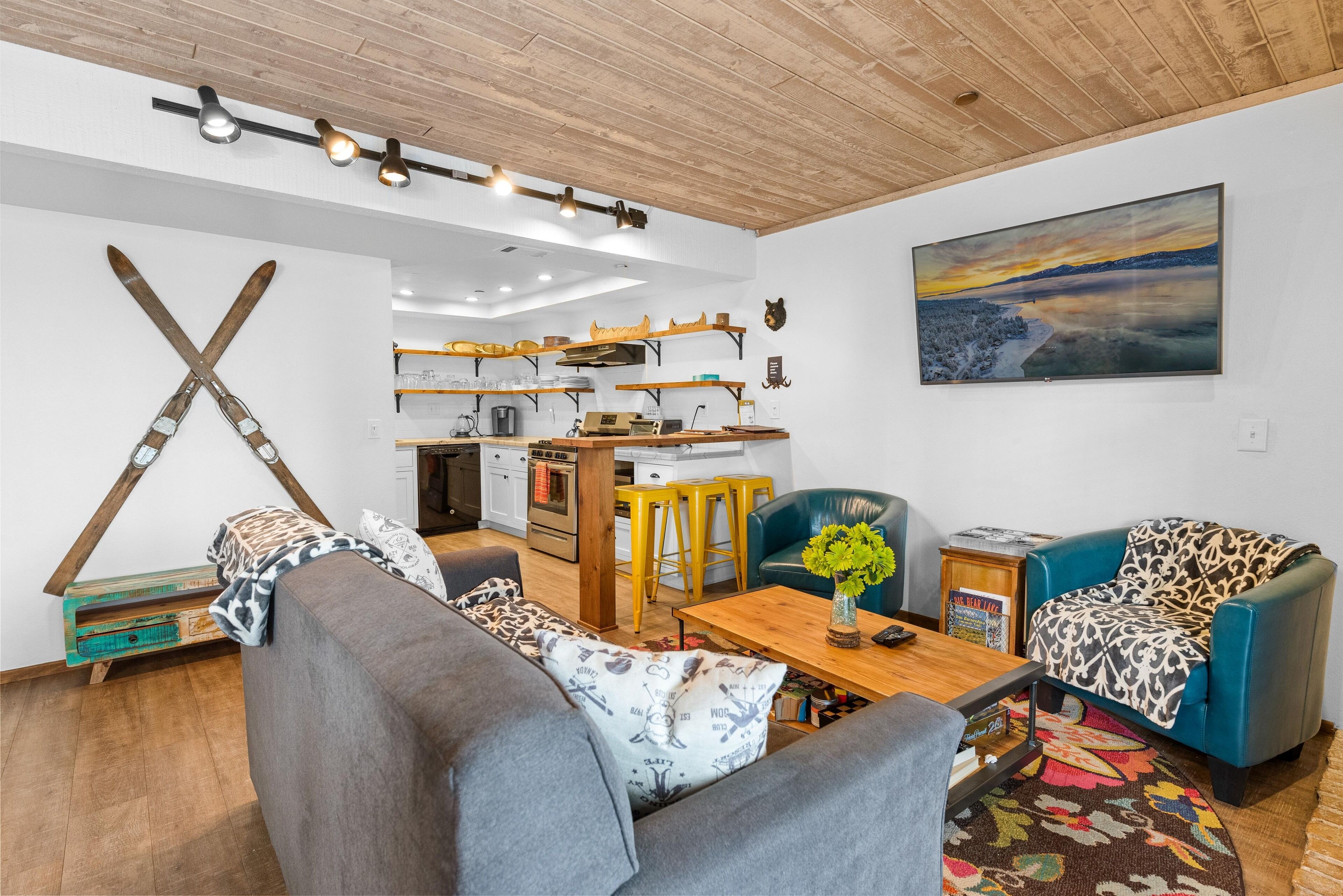 Lakeside condo with two queen suites, access to shared pool, tennis and gym!