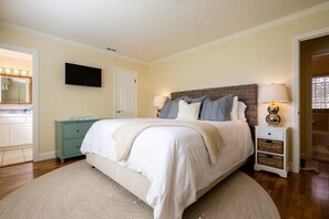 3 bedrooms, iron/ironing board, travel crib, WiFi - Pleasure Point Getaway with hot tub, dog friendly! (Santa Cruz)