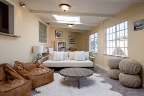 TV, peis, videospill og kontorer