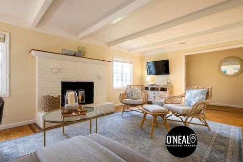Pleasure Point Getaway with hot tub, dog friendly!