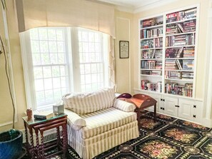 Smart TV, fireplace, books, stereo