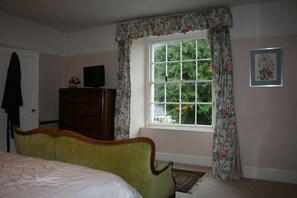 3 chambres, bureau, fer et planche à repasser, lit parapluie