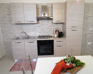 Microwave, oven, stovetop, cookware/dishes/utensils