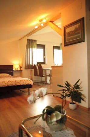 1 Schlafzimmer, Schreibtisch, WLAN, Bettwäsche