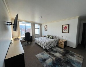 3 habitaciones, escritorio, tabla de planchar con plancha y wifi gratis 