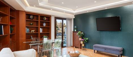 Departamento urbano | Área de sala de estar | Smart TV de 50 pulgadas con canales por cable, televisión y Netflix