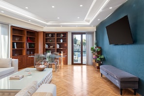 LĂ€genhet City | Vardagsrum | 50-tums smart-tv med kabelkanaler, tv och Netflix