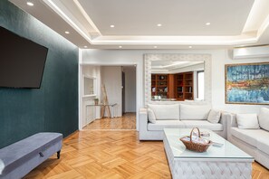 Appartement Ville | Aire de séjour | Téléviseur connecté de 50 po avec télévision par câble, téléviseur