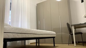 Une chambre à coucher avec un lit, un bureau et une chaise.