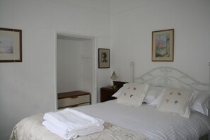 5 Schlafzimmer, Schreibtisch, Bügeleisen/Bügelbrett, WLAN