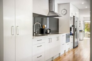 Réfrigérateur, micro-ondes, four, plaque de cuisson