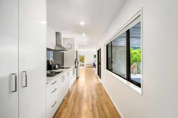 Fridge, microwave, oven, stovetop - Forest View Apartment with Parking and Garden (Auckland North Shore)