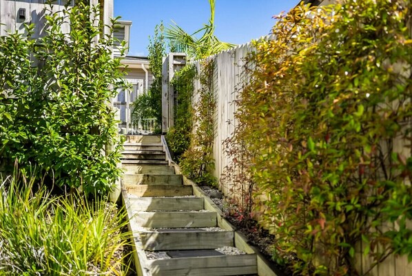 Property grounds - Forest View Apartment with Parking and Garden (Auckland North Shore)