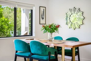 Dining - Forest View Apartment with Parking and Garden (Auckland North Shore)