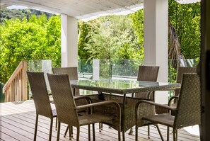 Outdoor dining - Forest View Apartment with Parking and Garden (Auckland North Shore)