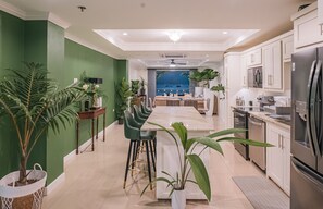 Réfrigérateur, micro-ondes, four, plaque de cuisson