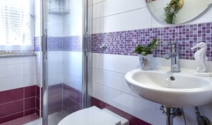 Bruser, hårtørrer, bidet, håndklæder