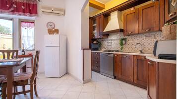 Frigorifero, microonde, forno, piano cottura