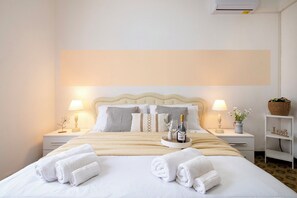 4 soverom, skrivebord, strykejern/-brett og reiseseng for barn