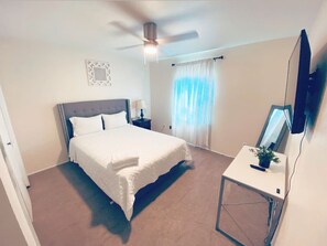 5 Schlafzimmer, Schreibtisch, Bügeleisen/Bügelbrett, Reisekinderbett