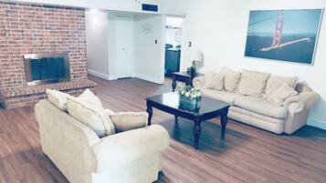 TV connectée, cheminée, chaßne hi-fi