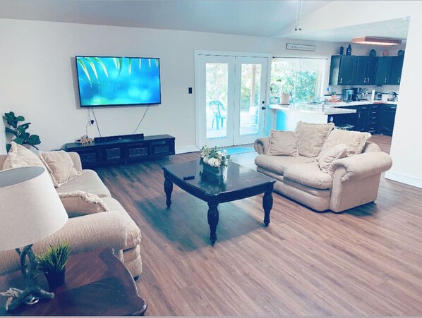 Smart-TV, Kamin, Stereoanlage