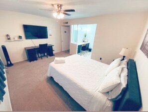 4 habitaciones, escritorio y tabla de planchar con plancha 