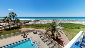 Terrace/patio - DOTG 304 - beautiful Gulf Front 2 BR with free beach service for 2 (Destin)