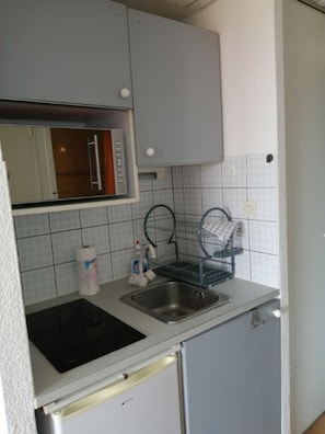 Fridge, microwave, stovetop, coffee/tea maker - Studio Centre Port Cap d'Agde (Cap4) (Agde)
