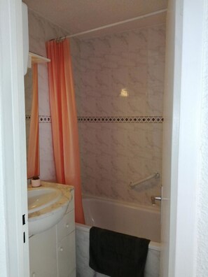 Hair dryer, towels, toilet paper - Studio Centre Port Cap d'Agde (Cap4) (Agde)
