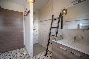 Comfort-talo | Kylpyhuone | Suihku, sadesuihkupää, hiustenkuivaaja, vessapaperi