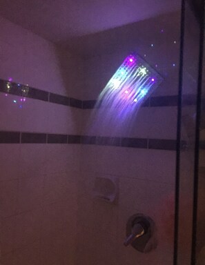 Douche, sèche-cheveux, serviettes fournies, savon