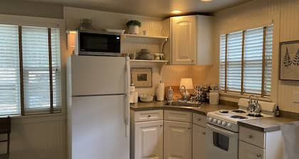 Cozy, Romantic, Secluded, Cottage in the Heart of Cheyenne Cañon
