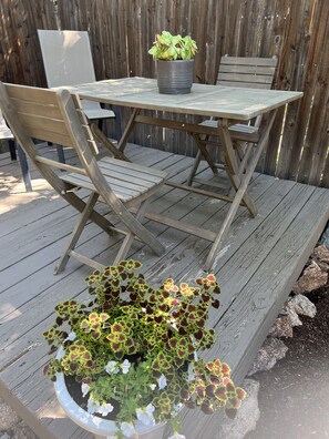Outdoor dining - Cozy, Romantic, Secluded, Cottage in the Heart of Cheyenne Cañon (Colorado Springs)