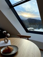 Penthouselejlighed - 2 soveværelser - bjergudsigt - tårn | Stue | 40-tommers smart-tv med digitale kanaler, tv, legetøj
