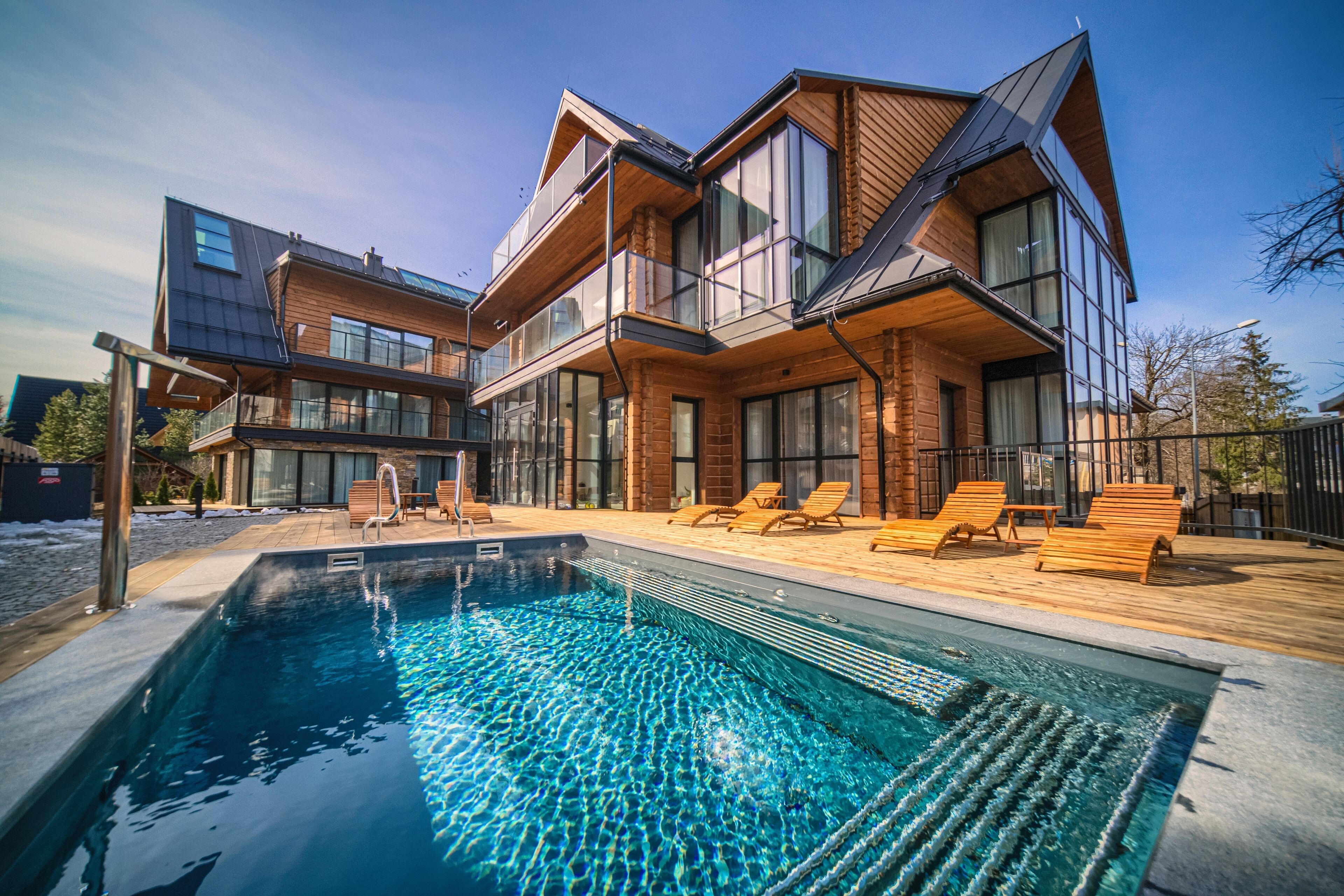 Hồ bơi ngoài trời phục vụ theo mùa, ghế dài tắm nắng 