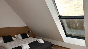 Iron/ironing board, free WiFi, bed sheets