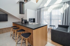 Penthouse, 1 Bedroom, Hill View, Tower | Living room | 40-inch Smart TV with digital channels, TV, toys - Lipowy Dwór (Zakopane)