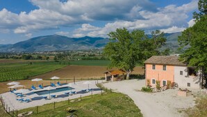 A villa with a swimming pool, surrounded by fields and mountains. - Casale Andrea - 7 bedrooms, pool, airco, wifi, pet friendly, Umbria (Spoleto)