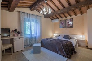 7 chambres, fer et planche à repasser, Wi-Fi
