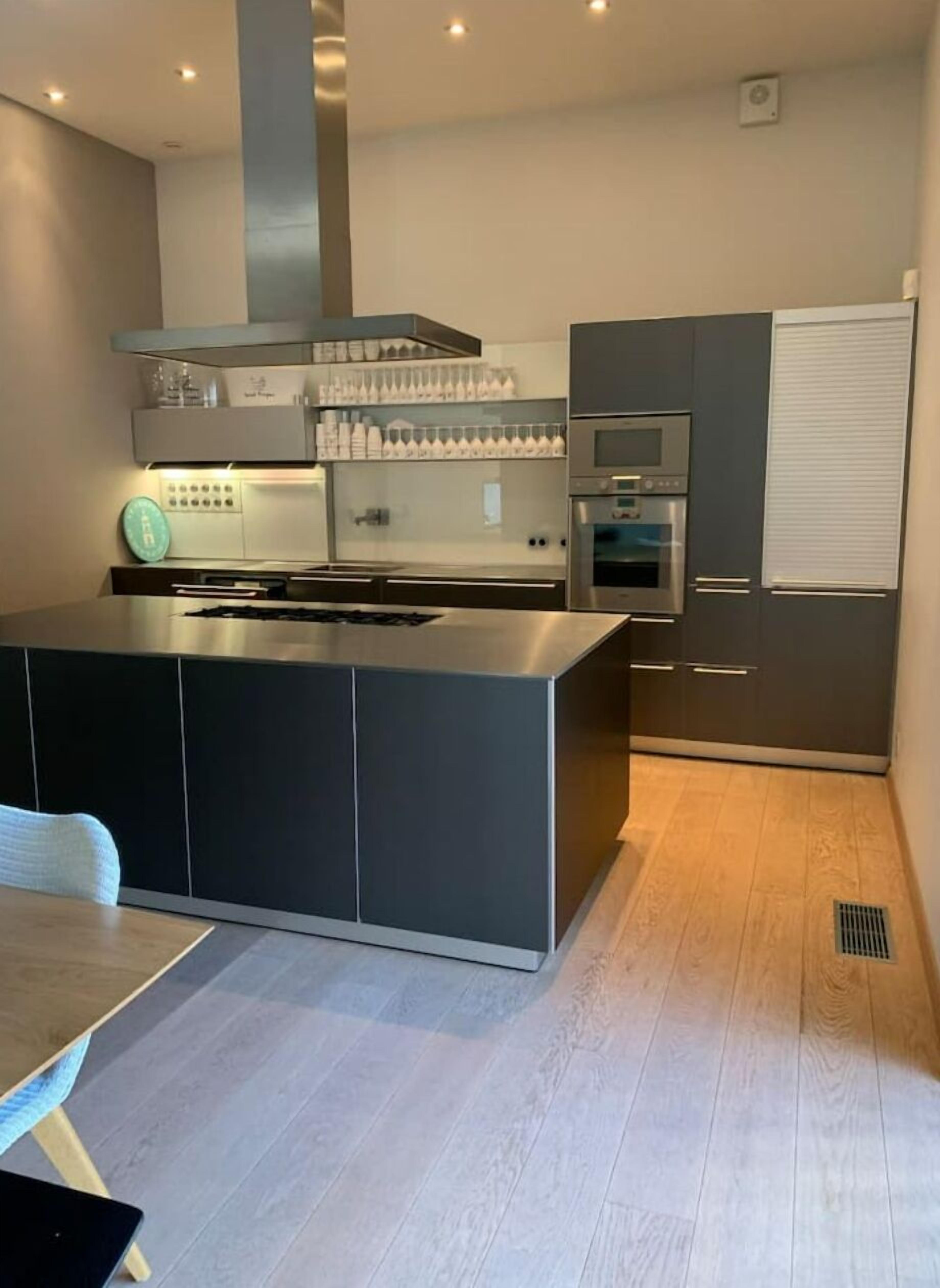 Refrigerador, microondas, horno y lavavajillas 