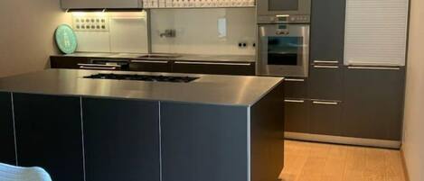 Refrigerador, microondas, horno y lavavajillas