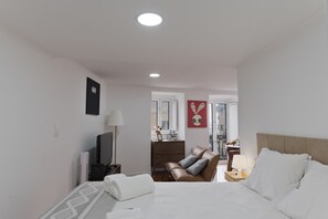 Een strijkplank/strijkijzer, gratis wifi, beddengoed