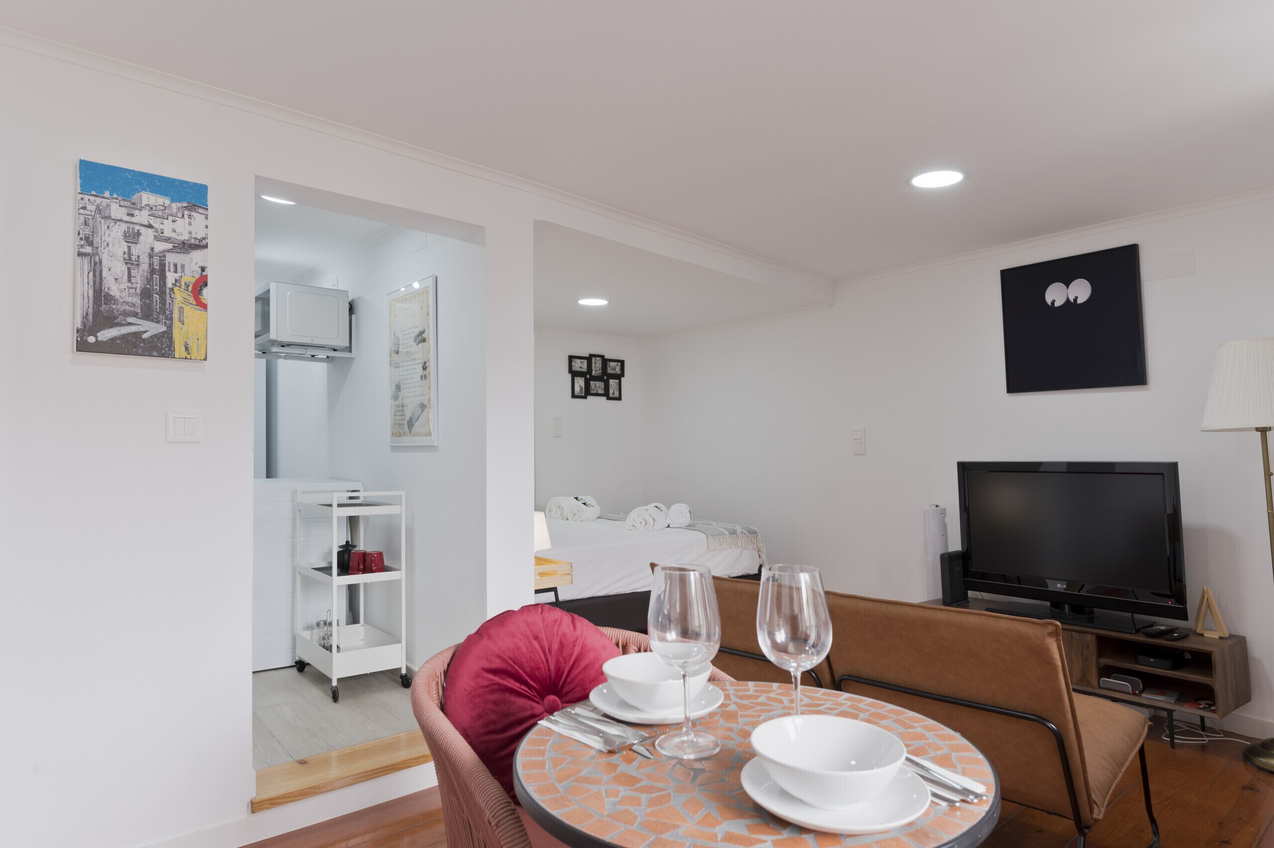 Iron/ironing board, free WiFi, bed sheets