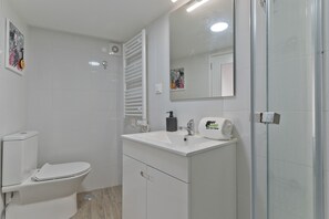 Shower, hair dryer, towels - Alfama River Studio (C114) (Lisboa ciudad)