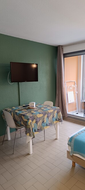 1 habitación, tabla de planchar con plancha y cuna de viaje