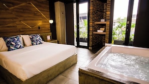 Deluxe tweepersoonskamer | Een kluis op de kamer, individueel gedecoreerd, gratis wifi, beddengoed
